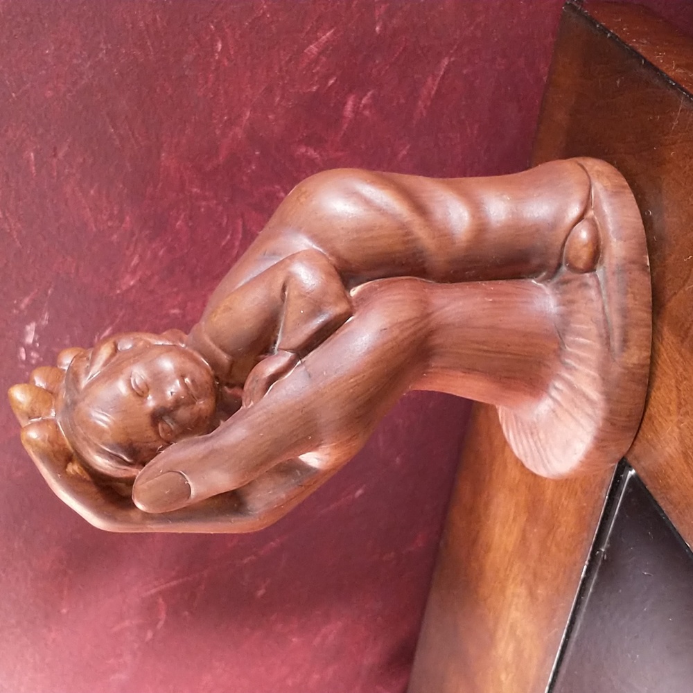RARE:1978 Ceramic Acorn Distributors Chicago Columbia Figurine Boy on Large Hand